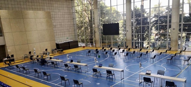 Punto de vacunación contra el coronavirus en el coliseo de la Pontificia Universidad Javeriana.