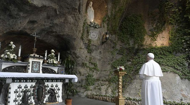 El Papa Francisco ante la Virgen de Lourdes del Vaticano en 2020. Foto: Vatican Media