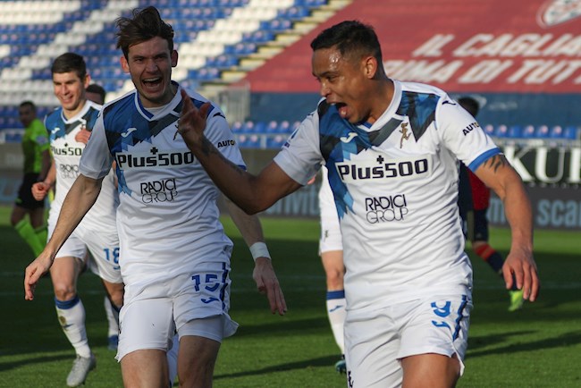 Luis Muriel celebra su gol.
