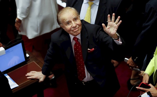  Fotografía de archivo fechada el 28 de noviembre de 2017 que muestra al expresidente argentino Carlos Menem mientras asiste a una sesión especial en la que 24 senadores nacionales juran su cargo.EFE