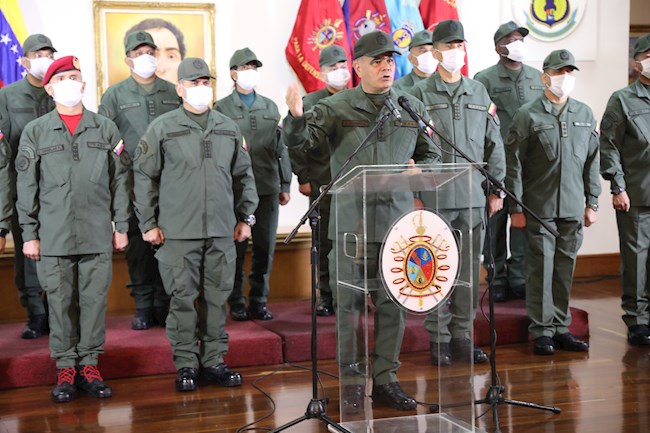 Fotografía cedida por el Ministerio de Defensa de Venezuela que muestra al ministro de Defensa de Venezuela, Vladimir Padrino (c), durante una declaración junto a varios altos oficiales.