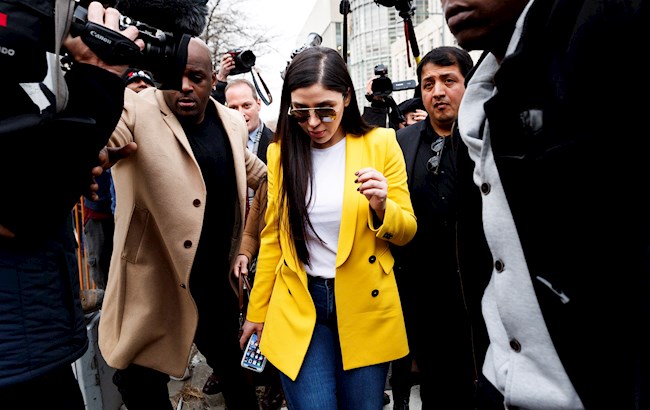 -Fotografía de archivo fechada el 11 de febrero de 2019 de Emma Coronel Aispuro (c) saliendo de la corte al final de otro día de deliberación del jurado en el juicio de su esposo, Joaquín 'El Chapo' Guzmán en el Tribunal Federal de los Estados Unidos, en Brooklyn, Nueva York (EE.UU.). EFE.
