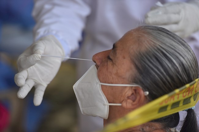 Una mujer se realiza una prueba de covid-19 en Cali (Colombia). EFE