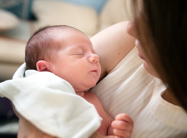 Mamá con su bebe recién nacido EFE
