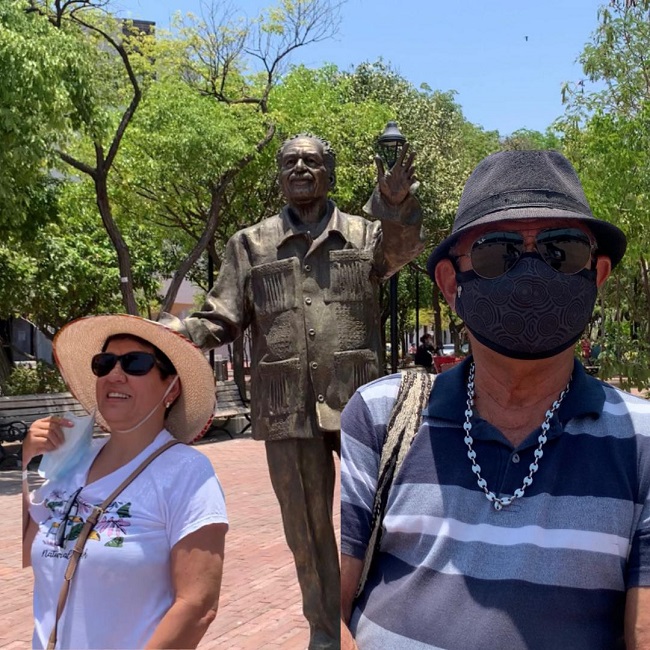 Turistas en la estatua de Gabriel García Márquez, en el Parque Simón Bolívar
