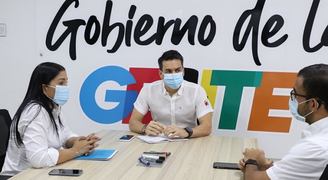 Carlos Ordosgoitia Sanin, alcalde de Montería en reunión con su gabinete para buscar una salida a esta crisis hospitalaria.