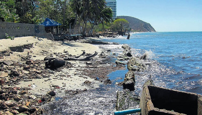 El espolón construido a la altura del edificio Playa Linda hizo crecer la erosión costera.