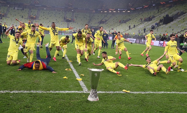 Carlos Bacca celebrando junto a sus compañeros la primera Europa League del club y la tercera en su vida futbolística.