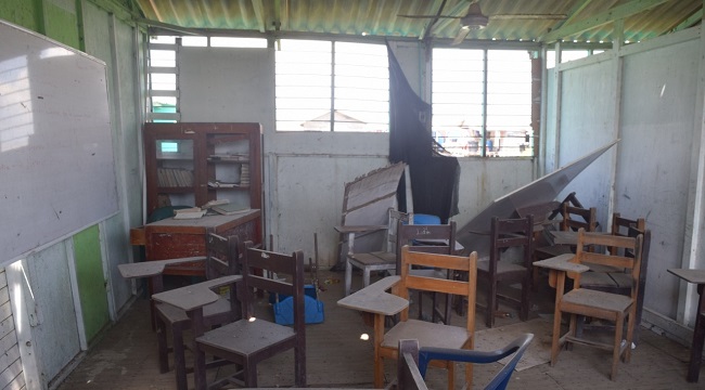 Así lucen las aulas del colegio de Nueva Venecia. El óxido carcome el hierro de los protectores de las ventanas, los abanicos de techo ya representan un riesgo por su desgaste, hay tableros caídos, algunos pupitres afectados, así como escritorios, libros casi desechados y llenos de polvo.