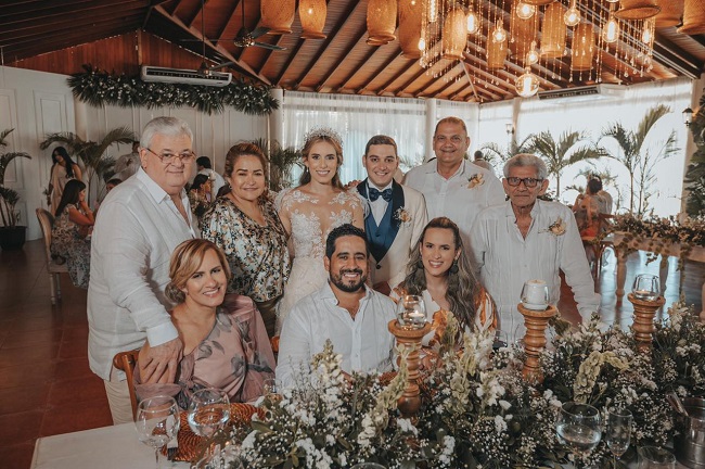 Los novios acompañados de: Edgar Otero, Heydi Pinedo, Salim Amastha, Julio Elías, María Alegrina Beracasa, Cristián Urón, Tatiana Otero.
