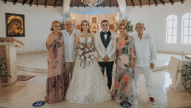 Los recién casados acompañados de sus padres, María Alegrina Beracasa, Edgar Otero, Fela Ordosgoitia y Julio Elías. 