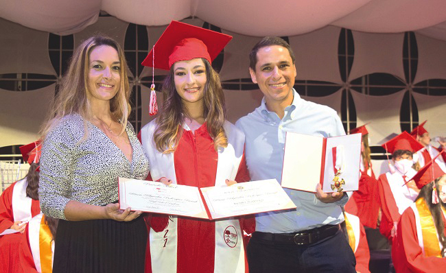 María Alejandra Bohórquez Donado junto a sus padres Daniel Bohórquez y Lorena Donado. La graduada cursará Estudios Dirigidos en IONA College – USA. 