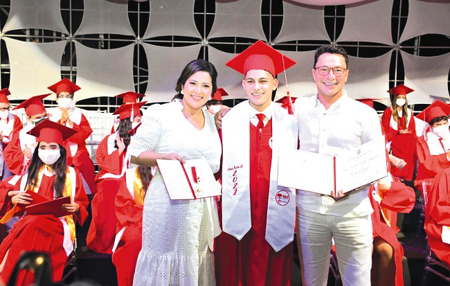 Carlos Andrés Caicedo Villarroel junto a sus padres Carlos Eduardo Caicedo Omar y Elisa Villarroel Acosta. 