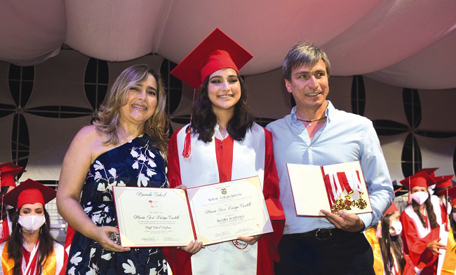María José Zúñiga Cantillo en compañía de sus padres Juan Carlos Zúñiga y Eliana Cantillo. La graduada estudiará Psicología en la Universidad Javeriana. 