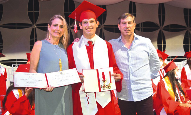 Pablo Solano Dávila junto a sus padres Simón Solano y Claudia Dávila. El graduado estudiará Ciencias Agrícolas en la Earth University, Estados Unidos. 