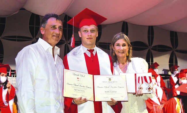 Francisco Lacouture Lequerica acompañado de sus padres Francisco Lacouture y Elena Lequerica.  El graduado estudiará Ciencias Agrícolas en la Earth University, Estados Unidos. 