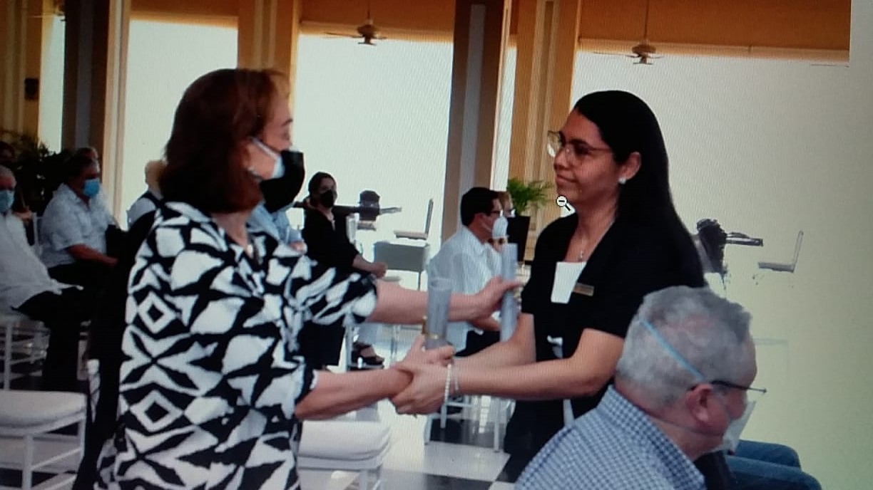 En la gráfica, Mirella Morales de Campo, esposa de Juan Campo Alzamora, recibió el pergamino que le entregó Josefina Henríquez, funcionaria del Club Santa Marta.