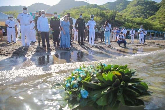 Al término del homenaje a la ciudad dos veces Santa, la mandataria entregó al mar la ofrenda floral en reconocimiento a todos aquellos que diariamente luchan por el Cambio de la sociedad.