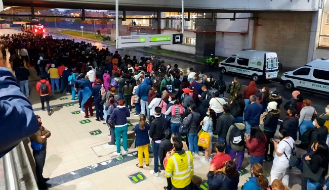 Las aglomeraciones y la poca atención en cuanto a las medidas de autocuidado serían dos de las razones que impulsarían una cuarta ola de contagios.