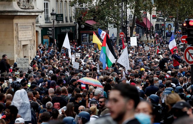 Miles de franceses salieron a las calles para protestar contra la obligación del certificado sanitario.