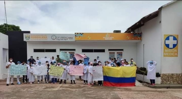 Los trabajadores se mantienen en una asamblea permanente a las afueras del centro de salud a la espera de una solución.