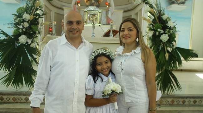 Gloria Elena Baute Pabón acompañada de sus padres Néstor Baute y Gladis Pabón.