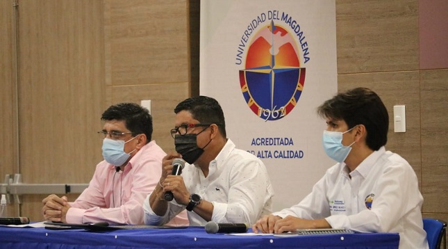 El rector Pablo Vera Salazar; Oscar García Vargas, vicerrector Académico, y Hermides Jerez Blanco, director Administrativo de la Alma Mater, hicieron parte del conversatorio.