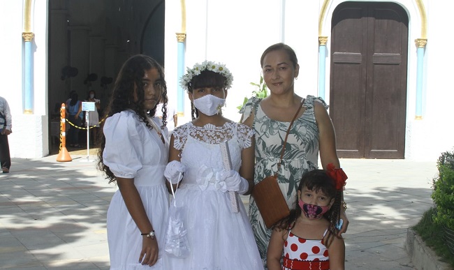 María Fernanda Campo acompañada de su mamá Paula Mesa y sus hermanas Mariana Campo y María Victoria Campo.