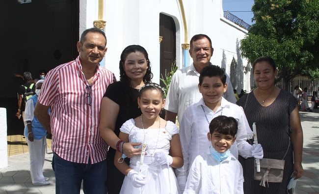 Salvador Bravo y Angelina Bravo acompañados de Freddy Morrón, Maritza Lizarazo, Johana Morrón y José Bravo.