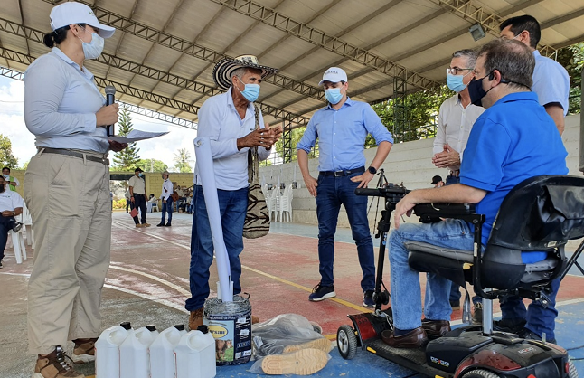 Estas ayudas se distribuyen para reforzar la bioseguridad de las fincas bananeras de los asociados a Asbama.