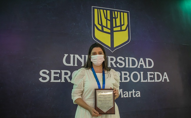 Durante la ceremonia de distinción, la Alma Mater reconoció la trayectoria en el ámbito humanístico y emprendedor, de Mónica Saravia Caballero.