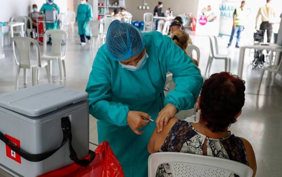 El ministro Ruiz Gómez invitó a todos los colombianos a acercarse a los diferentes puntos de vacunación y evitar así un posible cuarto pico de contagios.
