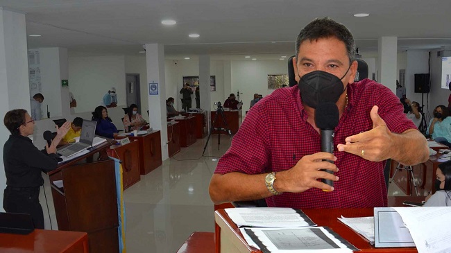 El concejal Juan Carlos Palacio cuando intervenía en el debate a la empresa de servicios públicos de Santa Marta.