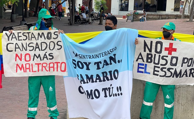 Los empleados de Interaseo protestaron en las afueras de la sede de la Alcaldía Distrital para rechazar las agresiones de las que fue objeto uno de sus compañeros.