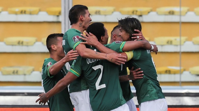 Jugadores de Bolivia celebrando el gol de Marcelo Martins ante Uruguay.
