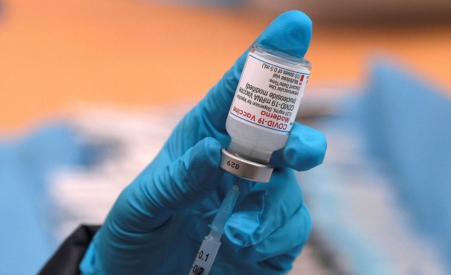 Julián Fernández, director de Epidemiología, indicó que la dosis de refuerzo será clave para contrarrestar el impacto de esta variante.