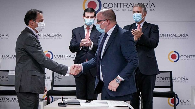 El Presidente Iván Duque, durante la firma del contrato de transacción de pago del siniestro de la central hidroeléctrica en construcción.