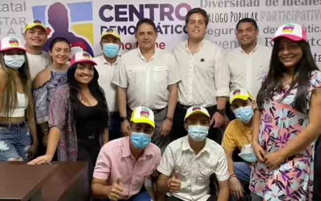 Luis Vives González con las juventudes del Centro Democrático después de inscribir su candidatura a Cámara. Lo acompañan además Honorio Henríquez y el diputado Jair Mejía.