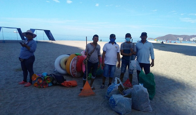 En la actividad ambiental, fueron recogidos cerca de 25 kilos de residuos entre ellos bolsas, latas de cerveza y botellas plásticas.