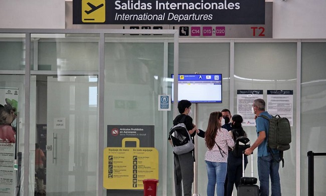 Las personas extranjeras que no vivan en Colombia no pueden entrar al país si no han iniciado su esquema de vacunación.