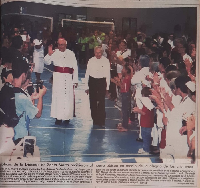 Monseñor Luis Adriano Piedrahita Sandoval a su llegada a Santa Marta fue recibido con gran alegría por los fieles católicos, ante quienes fue presentado en el colegio Diocesano San José. A su lado se encuentra el obispo emérito Hugo Puccini Banfi.