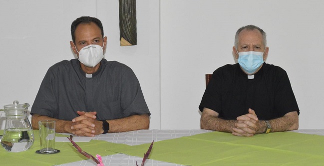En la rueda de prensa monseñor José Mario Bacci Trespalacios estuvo acompañado por el sacerdote Isidro Castro, quien administró la Diócesis de Santa Marta durante el último año. 