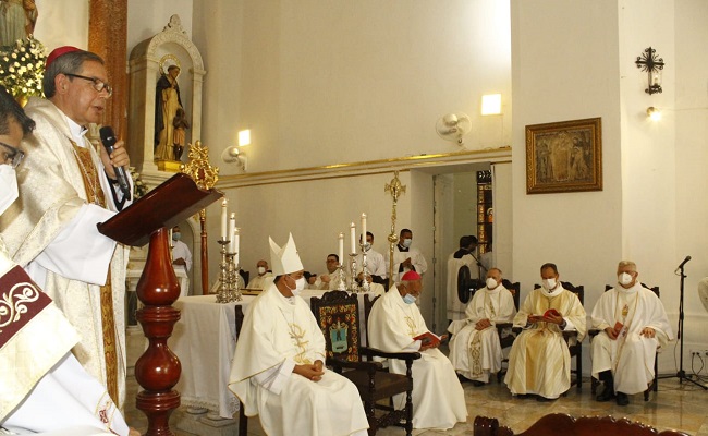 La predicación del Evangelio sobresale entre las funciones principales de los Obispos; porque los Obispos son heraldo de la fe, que conducen nuevos discípulos a Cristo, y doctores auténticos que predican al pueblo a ellos confiado de la fe que ha de creer y aplicar a la vida moral.