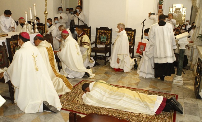 Mientras el Obispo de Santa Marta José Mario Bacci Trespalacios, se postró ante el altar, toda la Iglesia rezó con él.