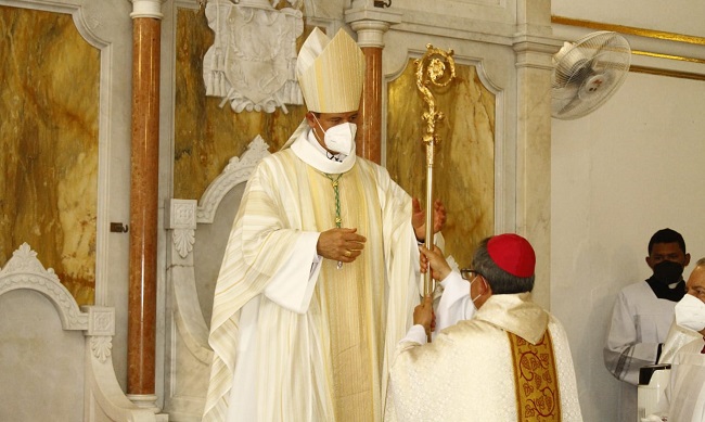Monseñor José Mario Bacci recibió los símbolos propios de los obispos: anillo, mitra y báculo pastoral. La entrega del anillo se expresa la fidelidad del Obispo a la iglesia, esposa de Dios; por la imposición de la mintra, el deseo de alcanzar la santidad, y por la entrega del báculo pastoral, su función de regir la iglesia que se le ha confiado.