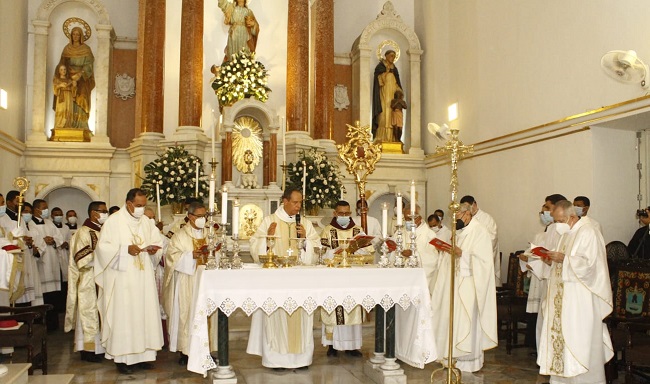 Ya posesionado como obispo de Santa Marta, monseñor José Mario Bacci finaliza la Eucaristía Solemne en la Catedral.