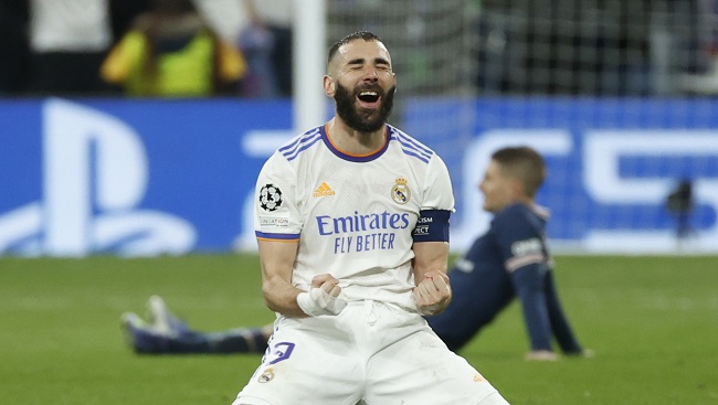 El delantero francés, Karim Benzema celebra tras anotar los tres goles que le dieron la clasificación al Real Madrid.