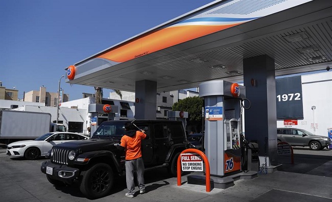 Autos se alimentan con gasolina en una gasolinera 76 en Los Ángeles, California, EE.UU.