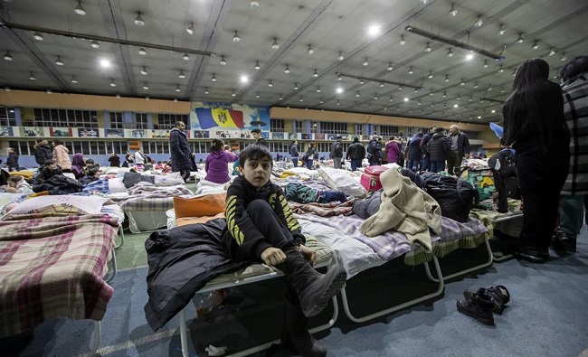 Las personas evacuadas de Ucrania son vistas en el campo de pruebas de refugiados en el estadio de atletismo de Chisinau, Moldavia.