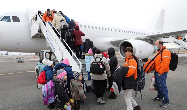 Judíos ucranianos que huyeron de la guerra abordan un avión para volar a Israel, en Chisinau, Moldavia.
